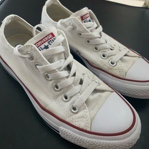 WHITE LOW TOP CONVERSE 💕